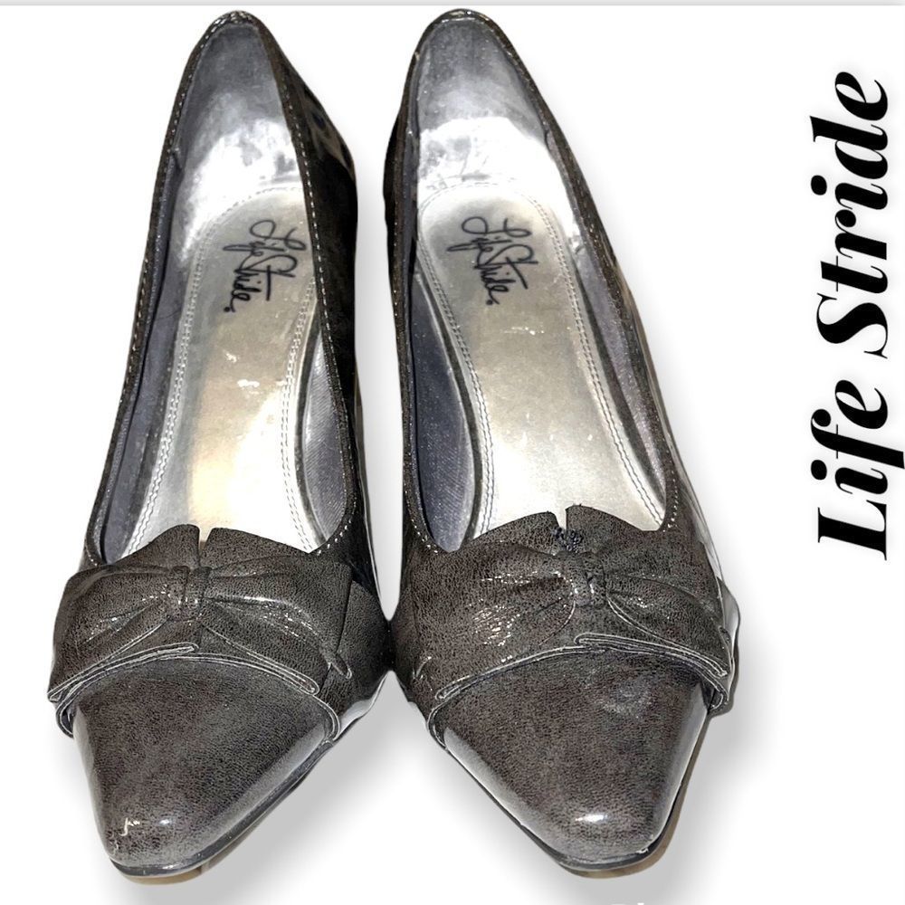 Life Stride vegan patent leather closed toe heels with bow accents